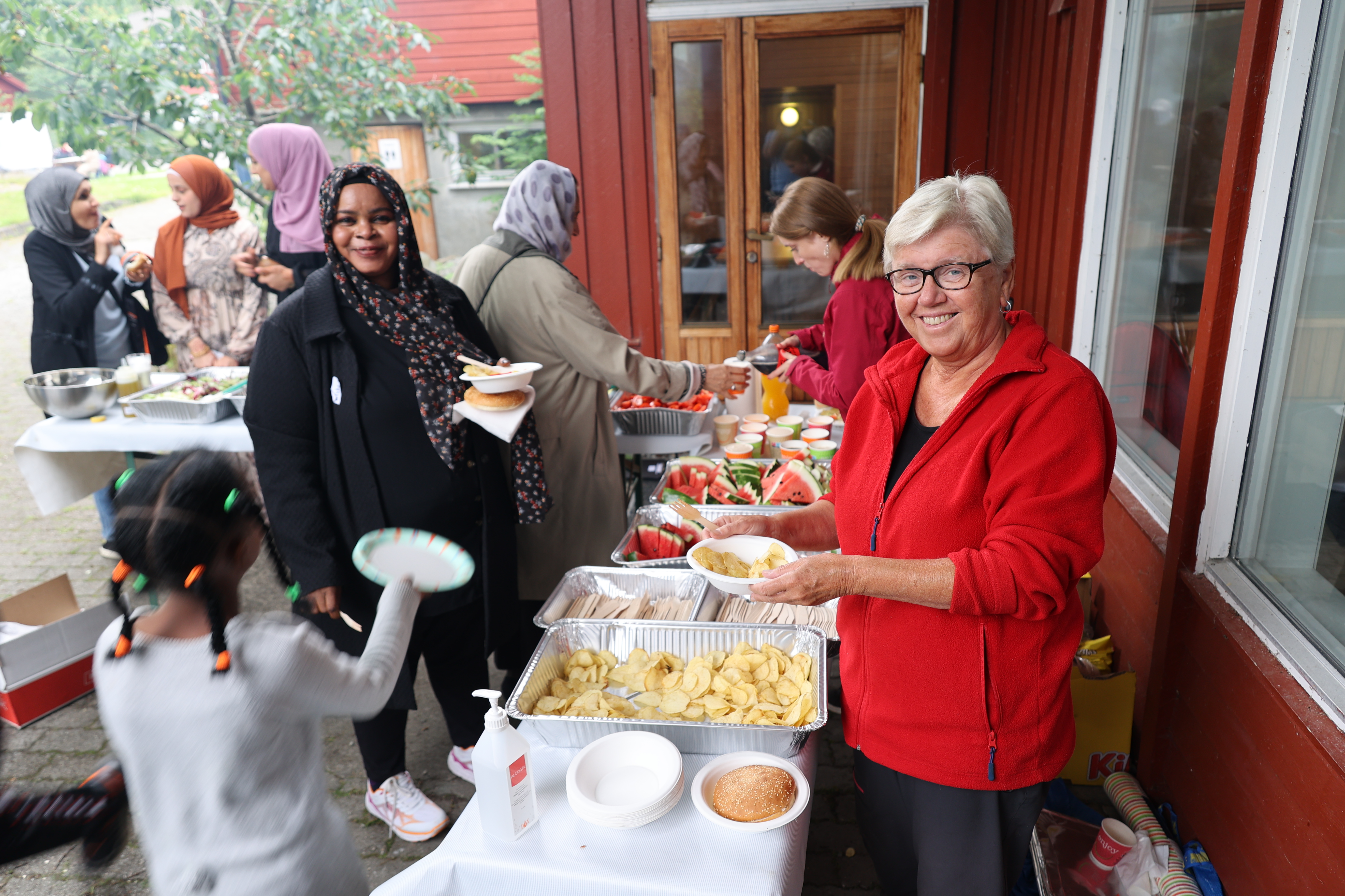 kjersti%20serverer%20mat