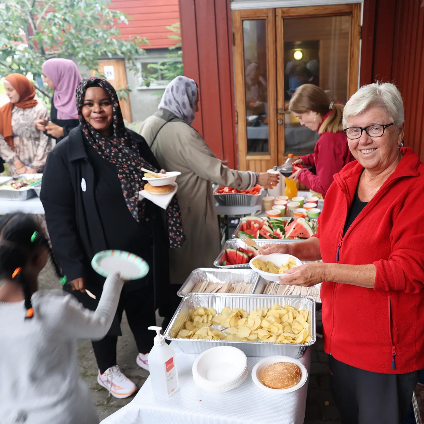 kjersti%20serverer%20mat